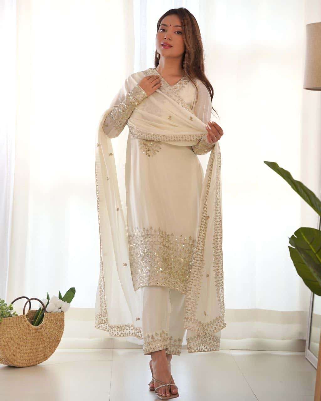 "Exquisite Embroidered Chinon Silk Kurta Set with Jari Work and Lace Dupatta"