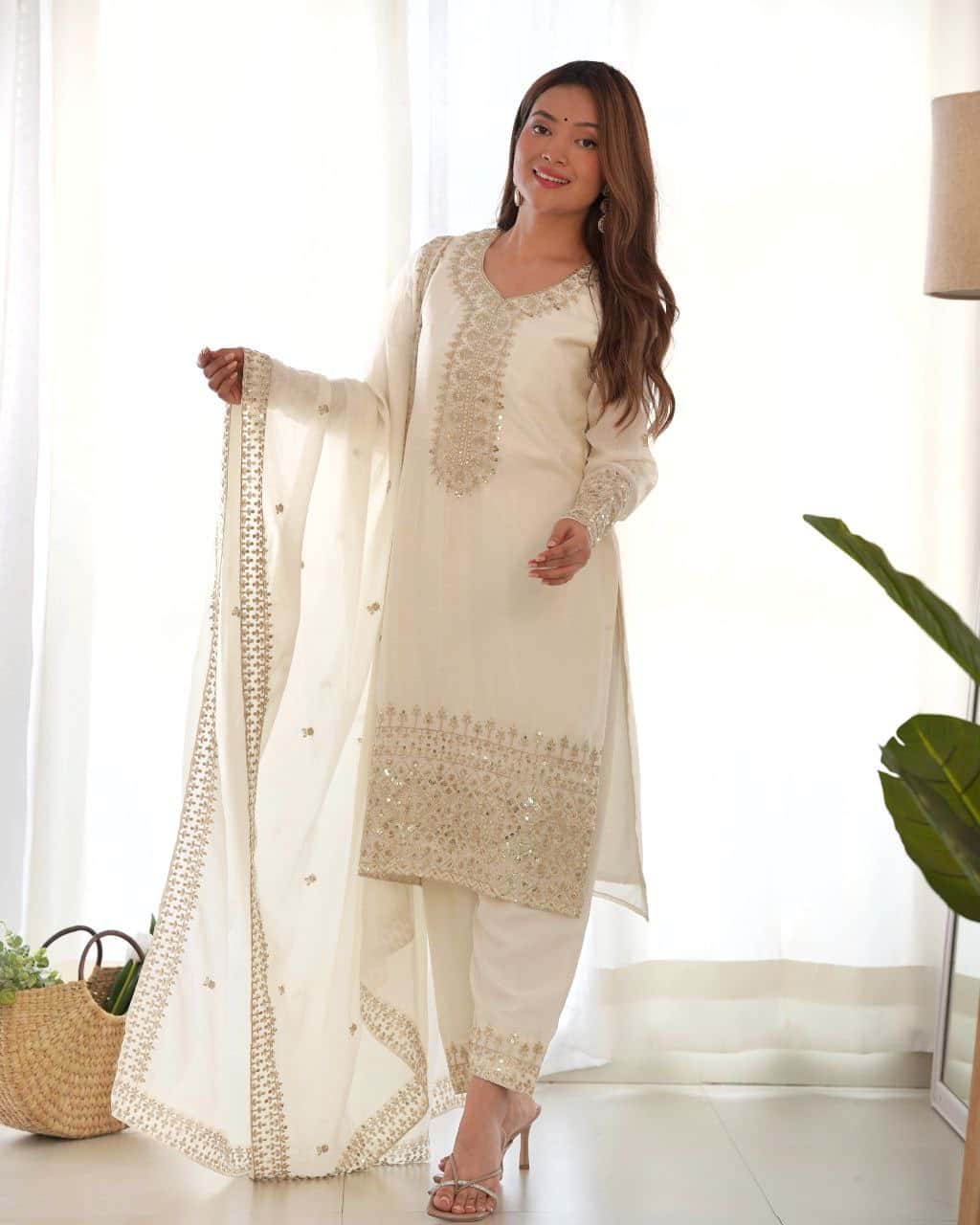 "Exquisite Embroidered Chinon Silk Kurta Set with Jari Work and Lace Dupatta"