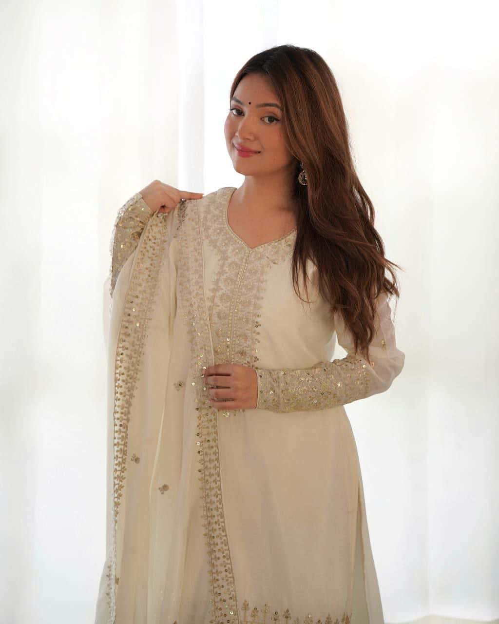 "Exquisite Embroidered Chinon Silk Kurta Set with Jari Work and Lace Dupatta"
